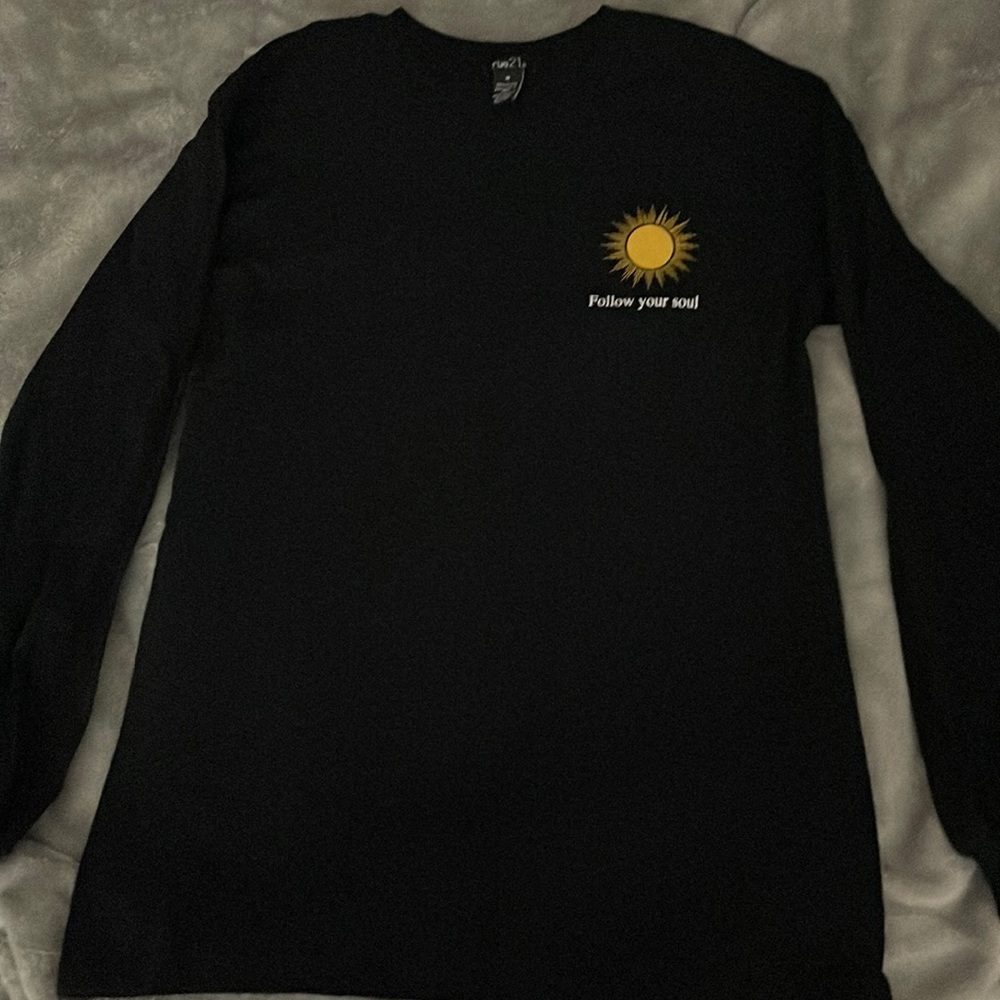 long sleeve t from rue 21, size medium with no damage and never worn with no tag